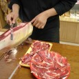 Video pour couper un jambon Pata Negra Voici une vidéo qui peut vous aider à apprendre à couper un jambon Pata Negra.