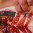 En Espagne vous pouvez trouver pleins de fabriquants de jambons Pata Negra mais les plus connus sont les jambons ibériques de Joselito, le 5J de Sanchez Romero Carvajal, les jambons de Covap,...