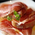 Le jambon cru serrano Aujourd’hui nous voulons vous parler du jambon cru serrano car pas mal de gens confondent ce jambon cru avec le jambon ibérique Pata Negra et ils n’ont rien à voir...